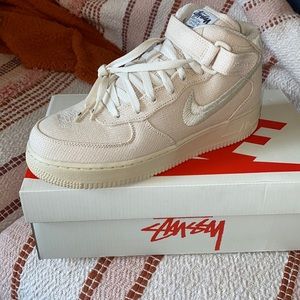 STUSSY x Nike Air Force 1 Mid Fossil